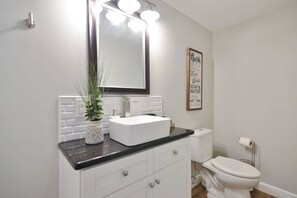 Suihkun ja ammeen yhdistelmä, hiustenkuivaaja, pyyhkeet, saippua