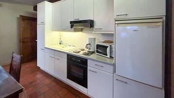 Fridge, stovetop, coffee/tea maker