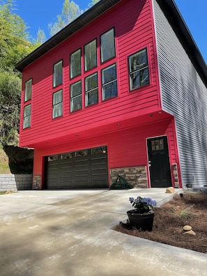 Exterior - VERY CLOSE TO DOWNTOWN GATLINBURG - walking distance for some (Gatlinburg)