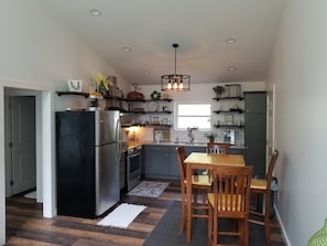 Fridge, microwave, oven, stovetop - VERY CLOSE TO DOWNTOWN GATLINBURG - walking distance for some (Gatlinburg)