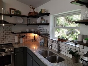 Fridge, microwave, oven, stovetop - VERY CLOSE TO DOWNTOWN GATLINBURG - walking distance for some (Gatlinburg)