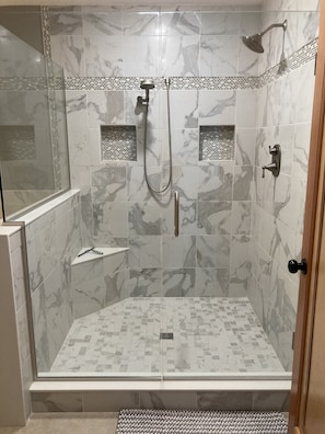 Shower, jetted tub, hair dryer, towels