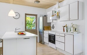 Fridge, stovetop, dishwasher, coffee/tea maker - Awesome home in Kalundborg with WiFi (Kalundborg)