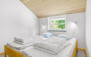 3 bedrooms, iron/ironing board, free WiFi