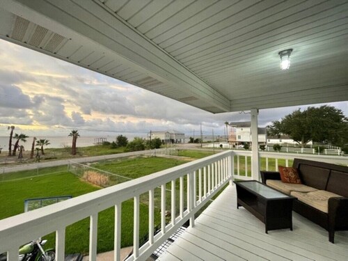 "The Lone Star" Water View House with Balcony.