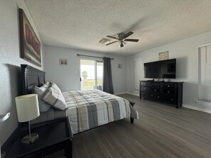 3 bedrooms, iron/ironing board, free WiFi, bed sheets - "The Lone Star" Water View House with Balcony. (San Leon)