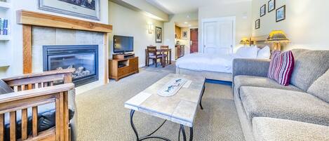 Smart-TV, Kamin, DVD-Player, Bücher