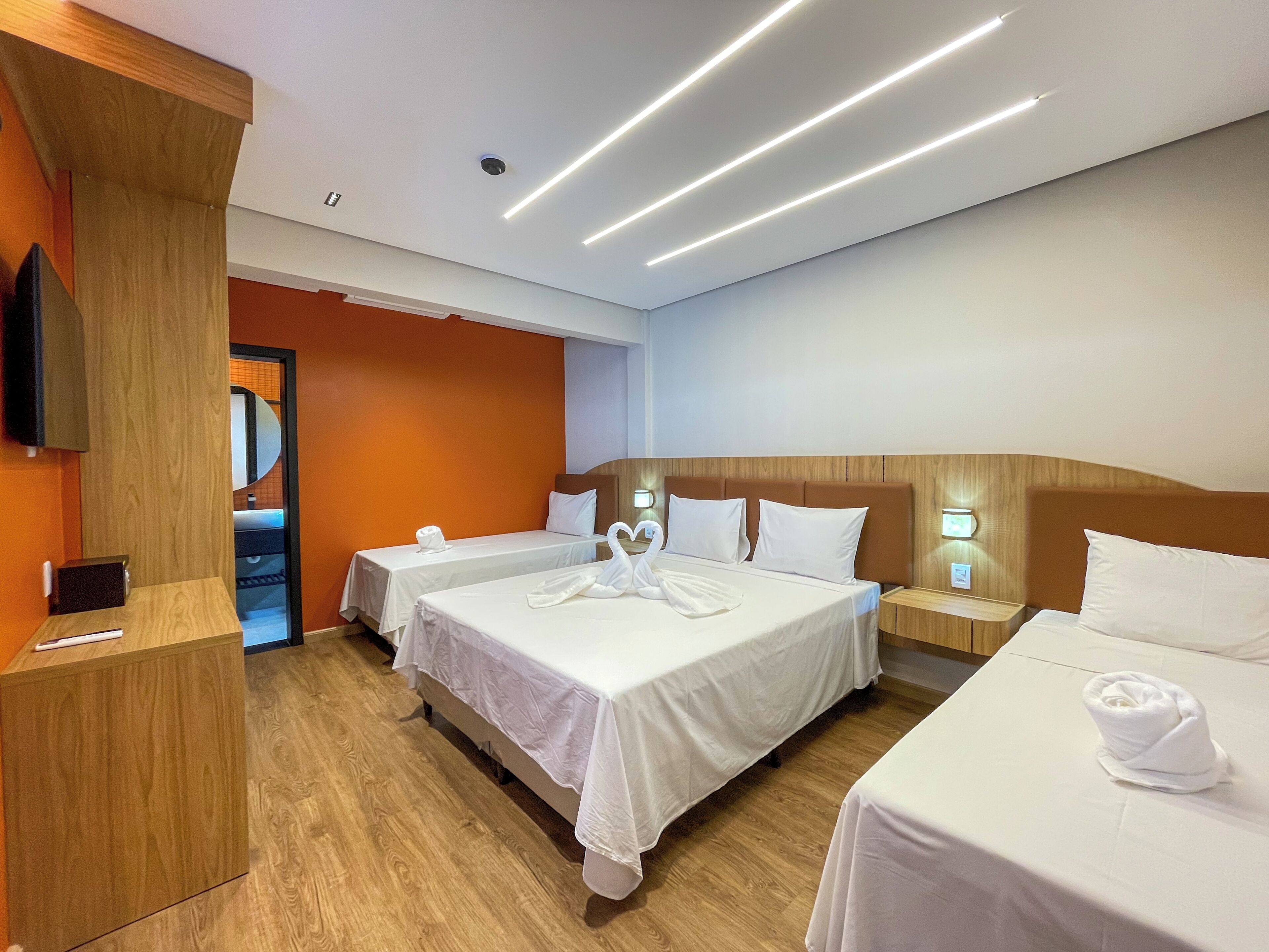 Exclusive-Vierbettzimmer | Betten mit Memory-Foam-Matratzen, Minibar, Verdunkelungsvorhänge