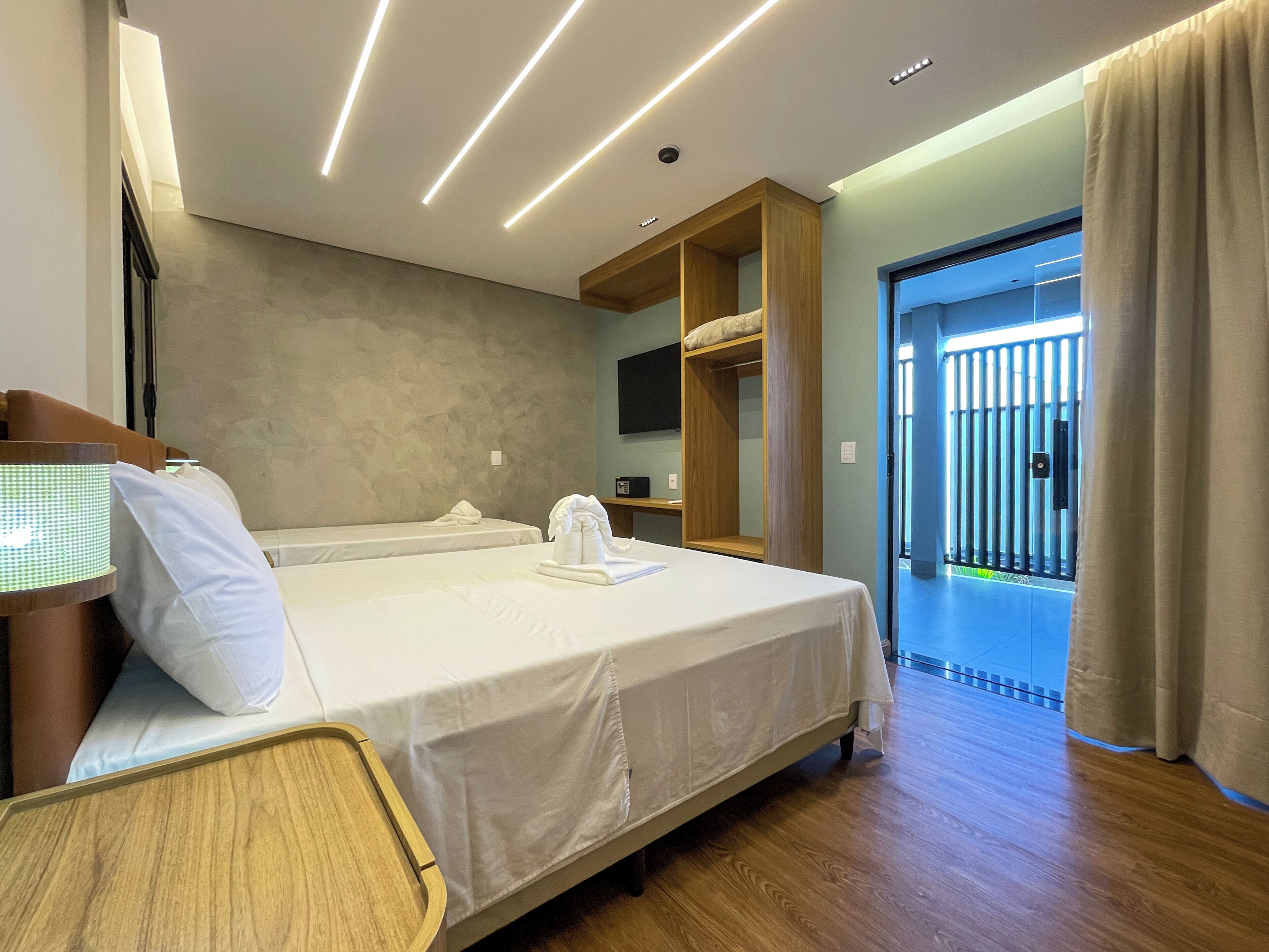 Exclusive-Dreibettzimmer | Betten mit Memory-Foam-Matratzen, Minibar, Verdunkelungsvorhänge