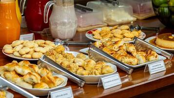 Ein reichhaltiges Buffet mit verschiedenen Speisen und beschrifteten Gerichten.