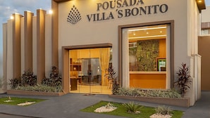 A modern building with the sign "POUSADA VILLA S'BONITO".