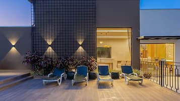 Hồ bơi ngoài trời, mở cửa từ 9:00 đến 21:00, dù/ô trên bãi biển/hồ bơi
