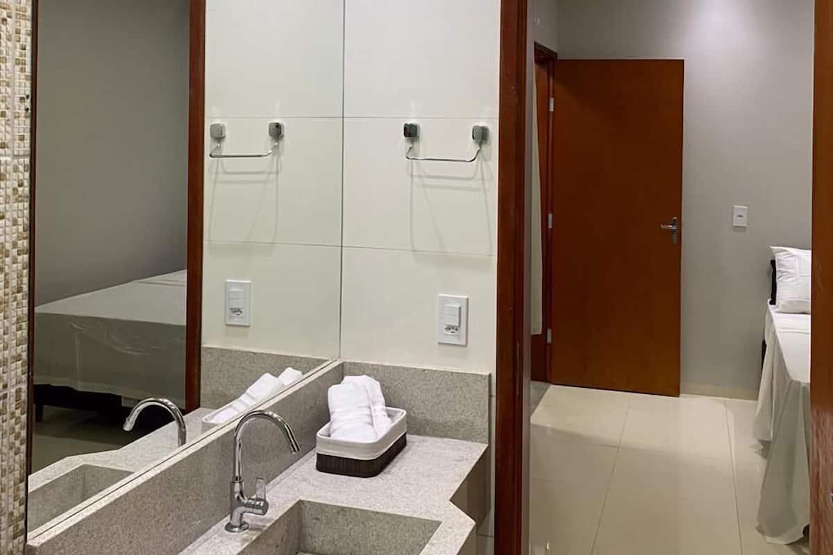 Douche, sèche-cheveux, serviettes fournies