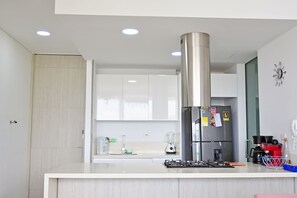 ثلاجة، ميكروويف، فرن، موقد طهي مسطح