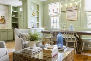 Dining - Guesthouse Charleston: SOUTH (105 A & B) (Charleston)