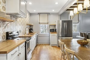 Fridge, microwave, oven, stovetop - Guesthouse Charleston: SOUTH (105 A & B) (Charleston)