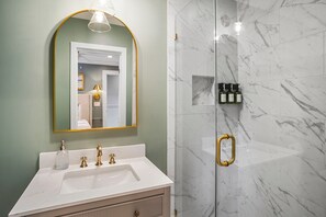 Douche, séchoir à cheveux, serviettes fournies