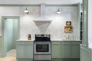 Réfrigérateur, four à micro-ondes, un four, surface de cuisson