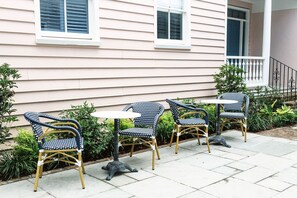 Outdoor dining - Guesthouse Charleston: EAST (46 H) (Charleston)