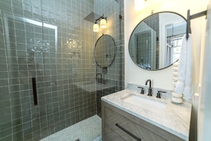 Douche, sèche-cheveux, serviettes fournies