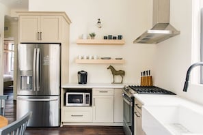Refrigerador, microondas, horno y parrilla de estufa