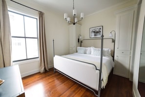 2 bedrooms, iron/ironing board, free WiFi, bed sheets - EAST 46 G - 1 Block to King! (Charleston)