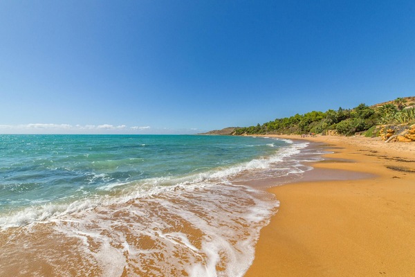 Una spiaggia nelle vicinanze