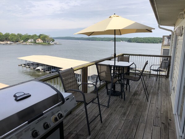 Outdoor dining - REMODELED!!! Best location and views! (Osage Beach)