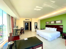 Habitación Deluxe | Ropa de cama de alta calidad, edredones de plumas, caja fuerte