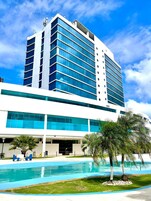 室外游泳池，09:30 至 19:00 开放，日光浴躺椅