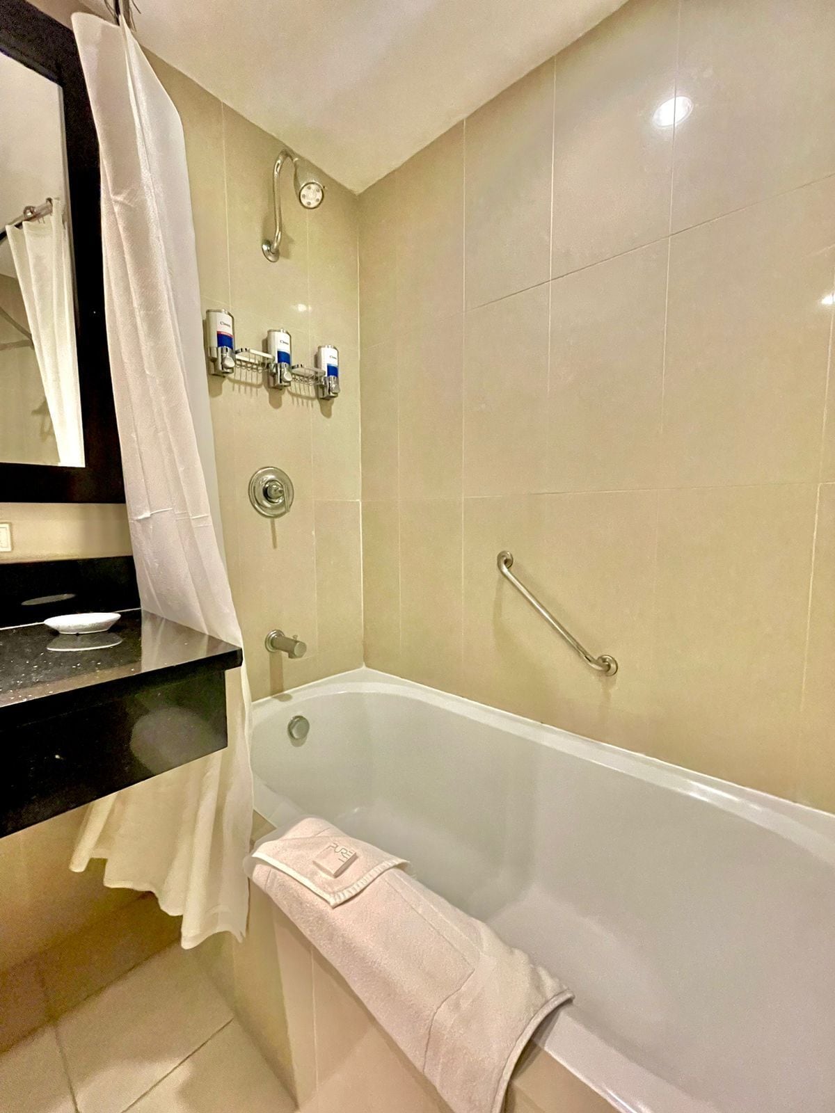 Un baño moderno con bañera, ducha y tocador con espejo.