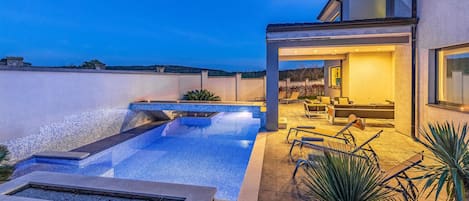 Piscina all'aperto, lettini