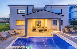 Piscine extérieure, chaises longues