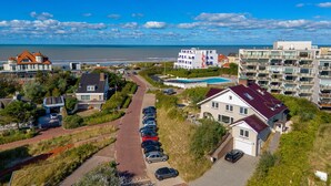 A coastal residential area with a variety of houses, a swimming pool, and a view of the sea. - Amazing home in Noordwijk aan Zee (Noordwijk aan Zee)