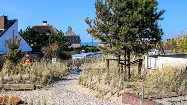 A coastal path with houses, a beach, and a clear sky. - Amazing home in Noordwijk aan Zee (Noordwijk aan Zee)
