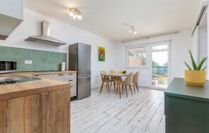 Frigorifero, piano cottura, lavastoviglie, macchina per tè/caffè