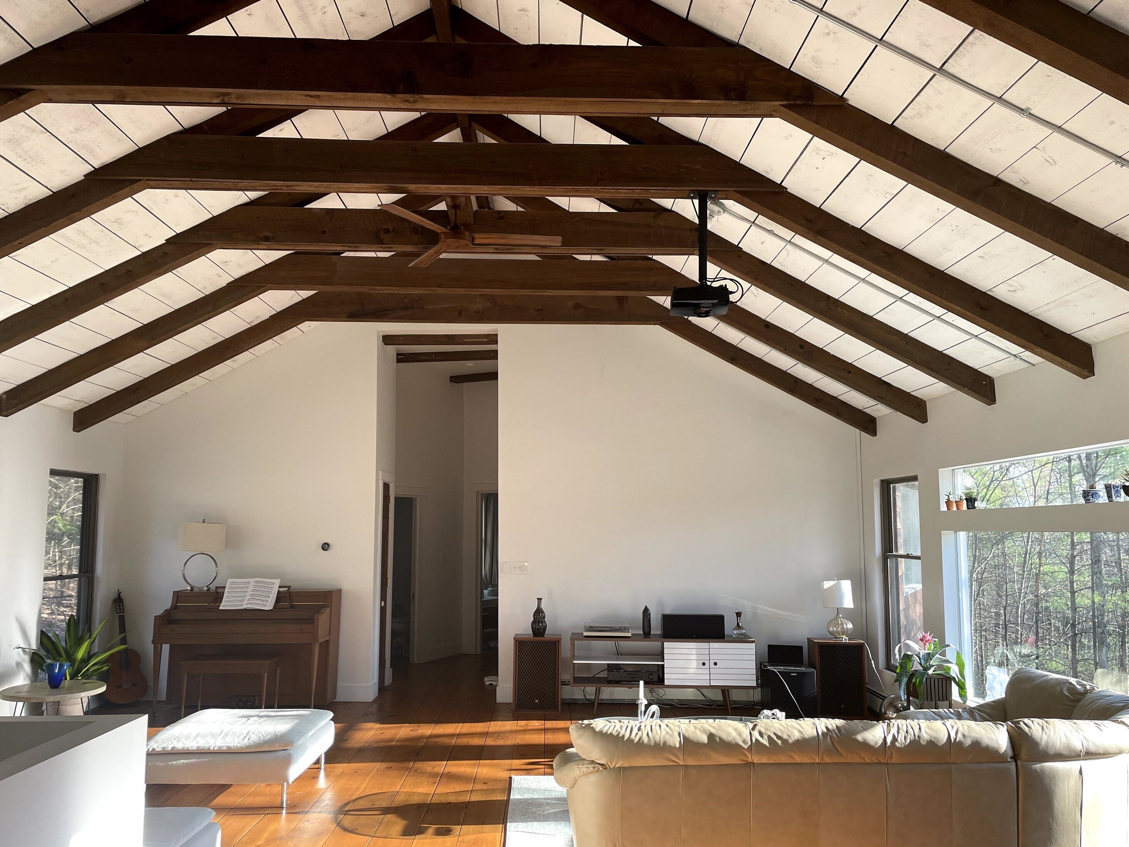 Smart-TV, peis, bøker og musikkbibliotek