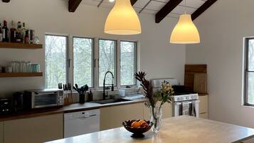 Kylskåp, mikrovågsugn, ugn och spishäll