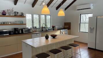 Kylskåp, mikrovågsugn, ugn och spishäll