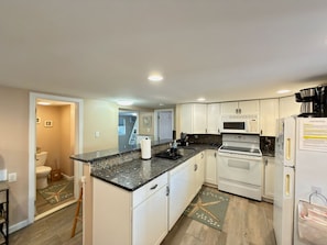 ثلاجة، ميكروويف، فرن، موقد طهي مسطح