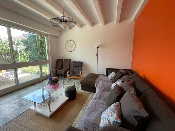 Télévision, livres, chaîne hi-fi