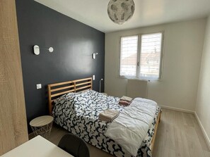 3 室のベッドルーム、デスク、アイロン / アイロン台、旅行用ベビーベッド