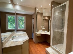 浴缸、吹风机、毛巾、肥皂