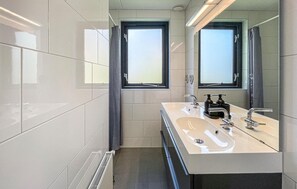 Combined shower/tub