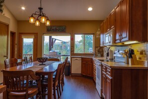 Fridge, microwave, oven, stovetop - THE BIRDHOUSE,... Quiet Country Home in the Bitterroot Valley. (Florence)