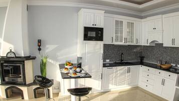 Geladeira, cooktop, lava-louças, cafeteira/chaleira