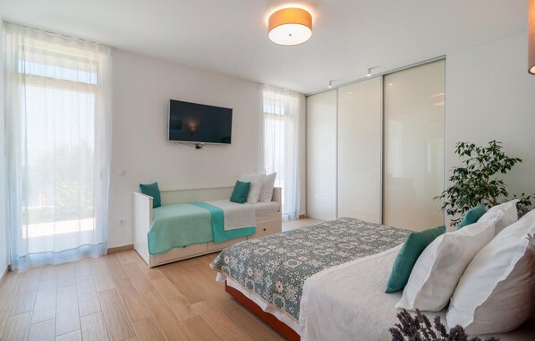 3 bedrooms, travel crib, free WiFi, bed sheets