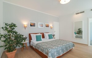 3 bedrooms, travel cot, free WiFi, bed sheets