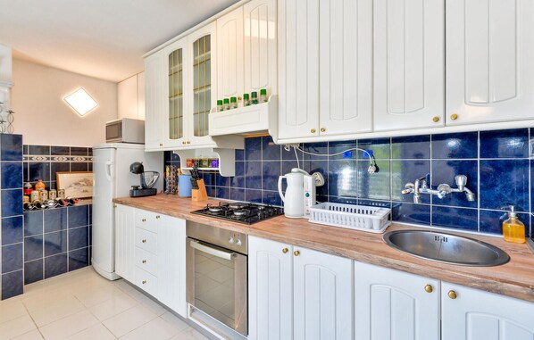 Fridge, microwave, oven, stovetop - Cozy home in Donji Zvecaj with sauna (Donji Zvecaj)