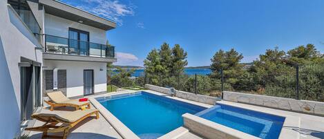 Et oppvarmet basseng